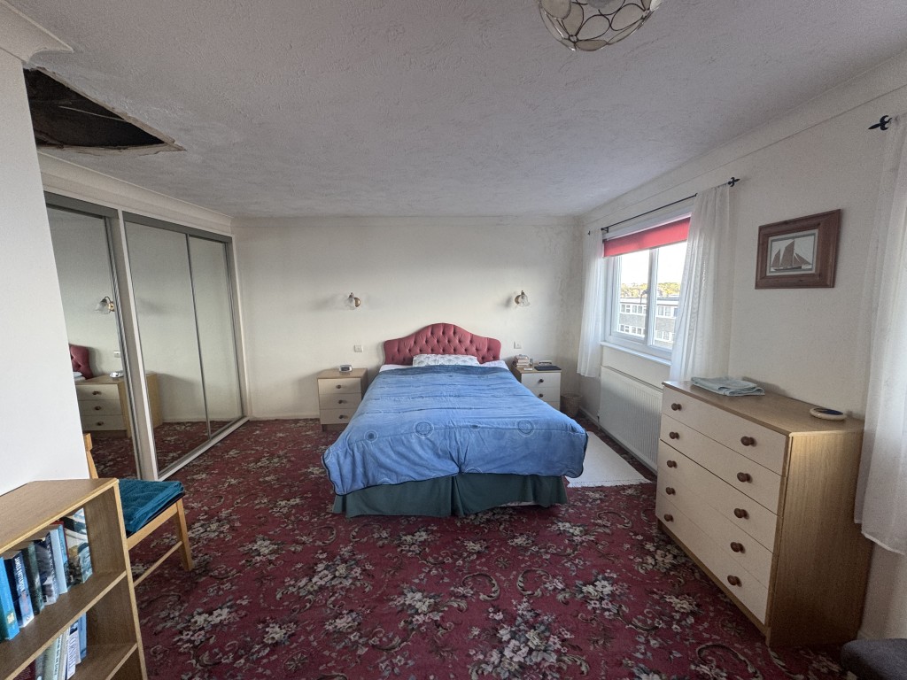 Lot: 153 - MID-TERRACE PROPERTY WITH STUNNING SEA VIEWS IN A POPULAR LOCATION - Bedroom one